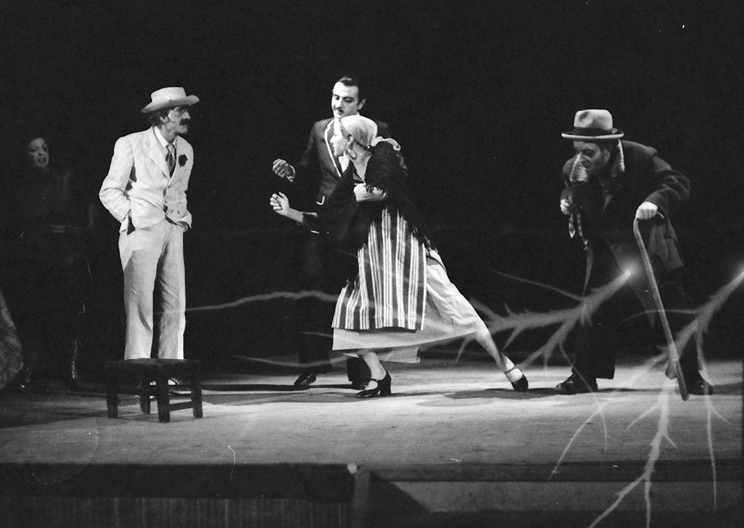 El horroroso crimen de Peñaranda del Campo, versión de J. L. Alonso de Santos sobre el texto de Pío Baroja, por Teatro Libre (1978). Fotógrafo: Beltrán. Procedencia: CDAEM.