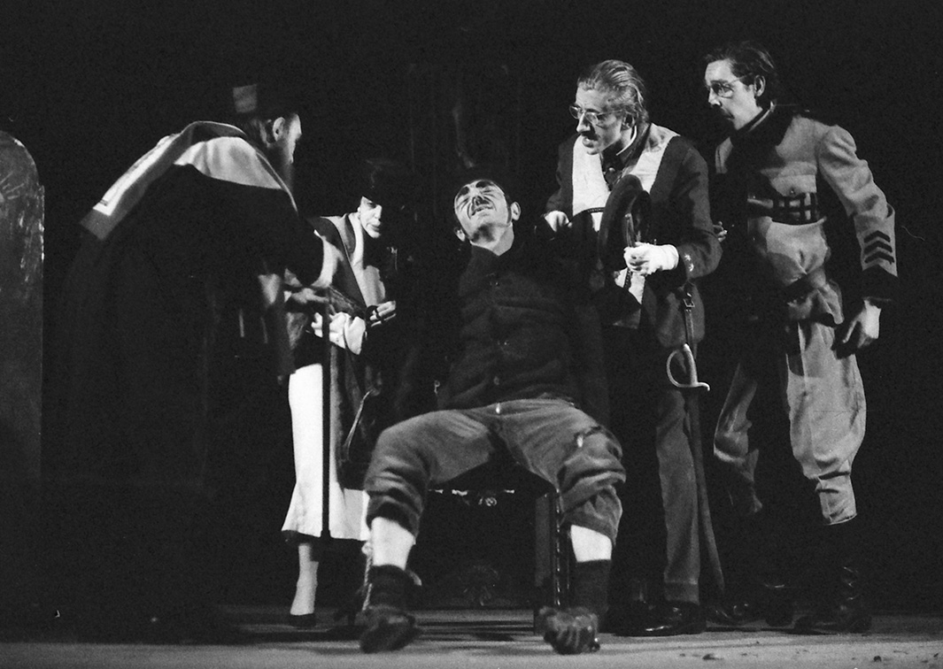 El horroroso crimen de Peñaranda del Campo, versión de J. L. Alonso de Santos sobre el texto de Pío Baroja, por Teatro Libre (1978). Fotógrafo: Beltrán. Procedencia: CDAEM.