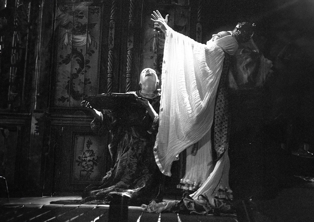 El rayo colgado, de Francisco Nieva, por Denok (1980). Fotógrafo: Bielva. Procedencia: CDAEM.