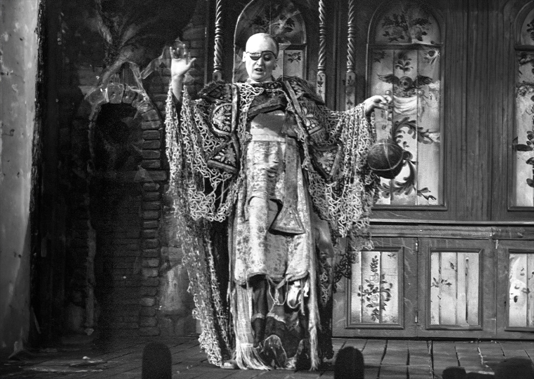 El rayo colgado, de Francisco Nieva, por Denok (1980). Fotógrafo: Bielva. Procedencia: CDAEM.