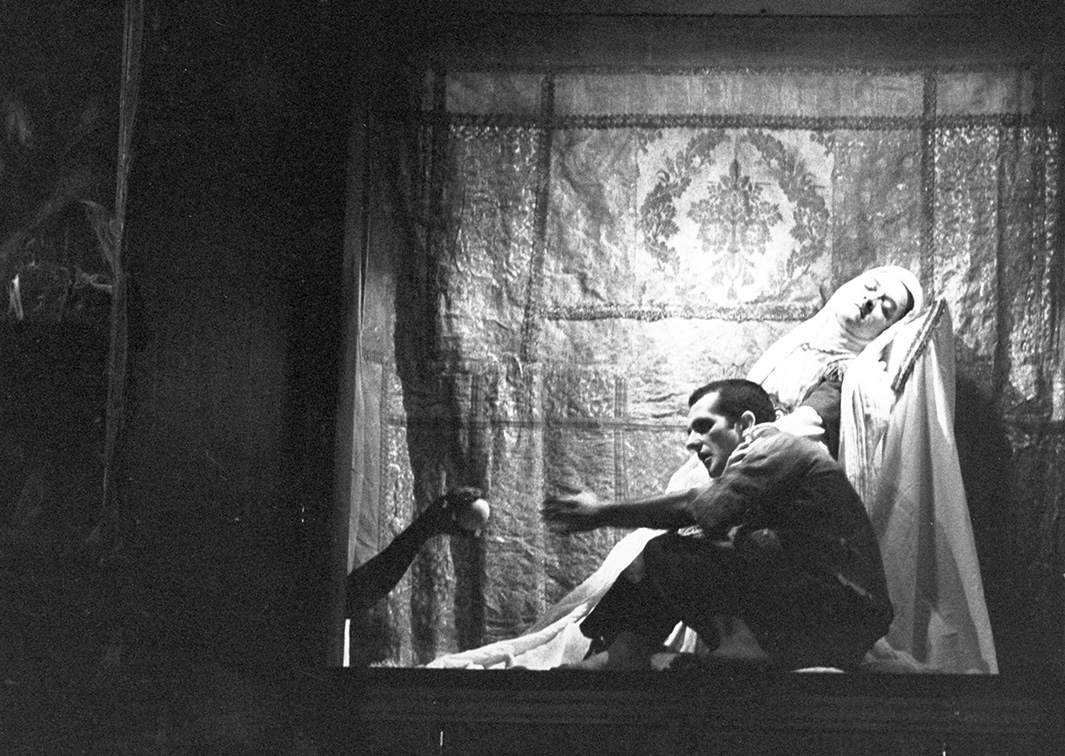 El rayo colgado, de Francisco Nieva, por Denok (1980). Fotógrafo: Bielva. Procedencia: CDAEM.