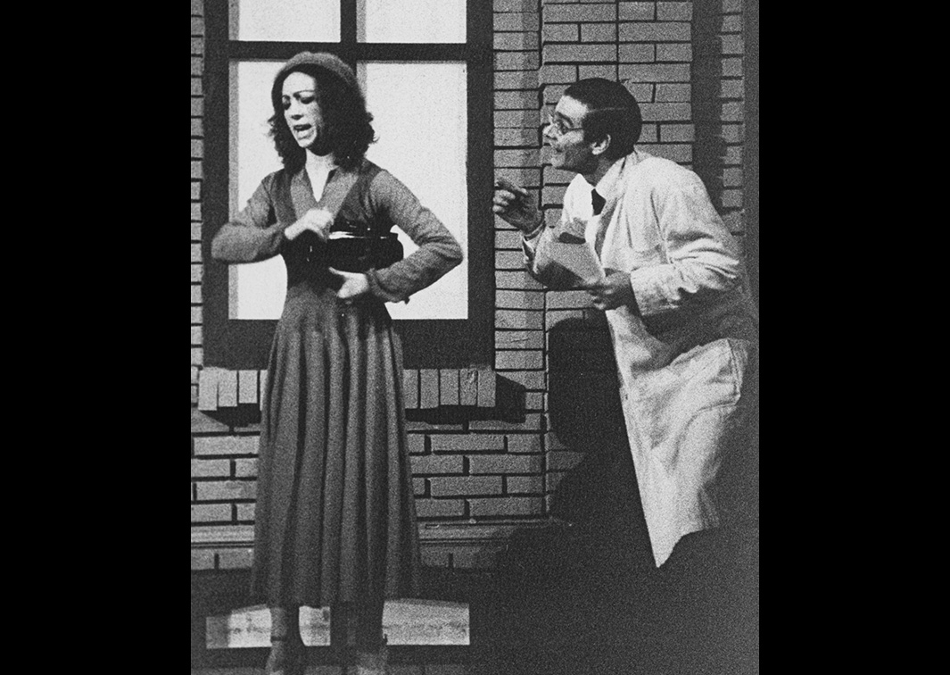 Fe esperanza y caridad, por Teatro de la Ribera (1981). Fotógrafo: Julio Álvarez. Procedencia: CDAEM.