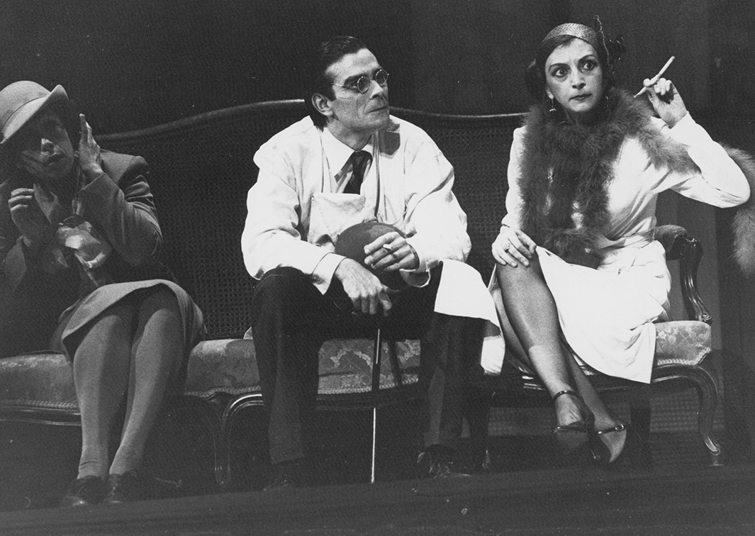 Fe esperanza y caridad, por Teatro de la Ribera (1981). Fotógrafo: Julio Álvarez. Procedencia: CDAEM.