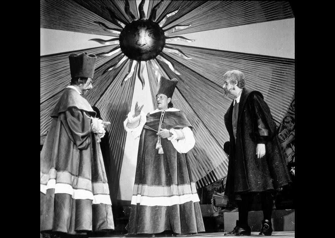 Galileo Galilei, de Bertolt Brecht, por el Grupo Internacional de Teatro (G.I.T.). Fotógrafo: Manuel Martínez Muñoz. Procedencia: CDAEM.