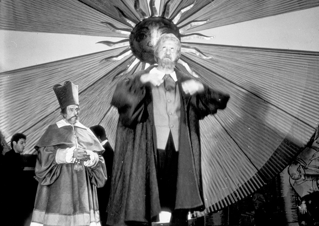 Galileo Galilei, de Bertolt Brecht, por el Grupo Internacional de Teatro (G.I.T.). Fotógrafo: Manuel Martínez Muñoz. Procedencia: CDAEM.