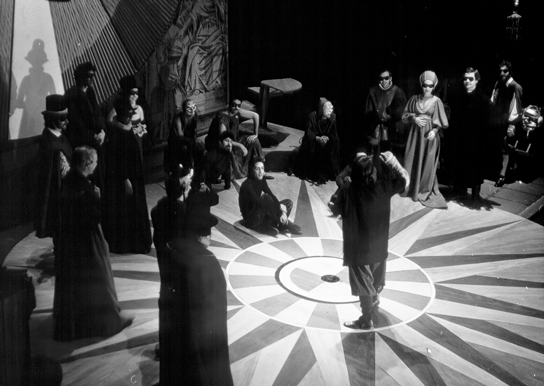 Galileo Galilei, de Bertolt Brecht, por el Grupo Internacional de Teatro (G.I.T.). Fotógrafo: Manuel Martínez Muñoz. Procedencia: CDAEM.