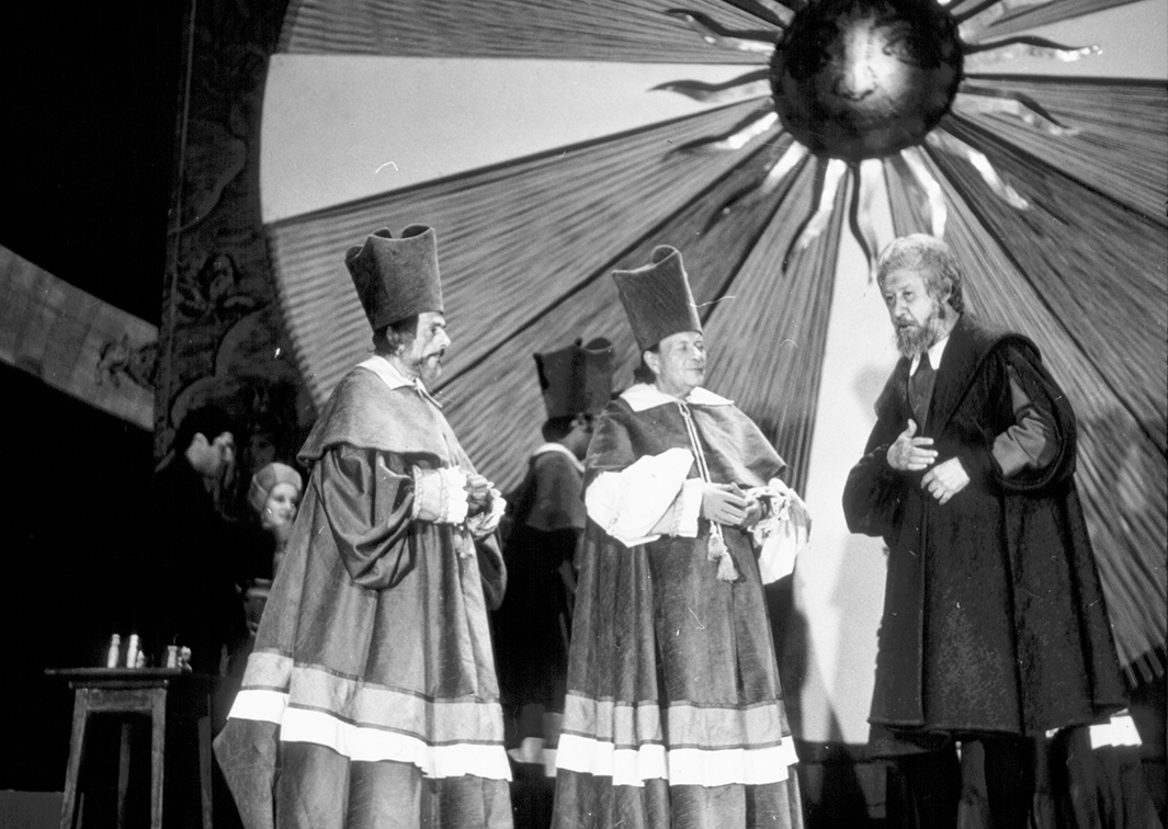 Galileo Galilei, de Bertolt Brecht, por el Grupo Internacional de Teatro (G.I.T.). Fotógrafo: Manuel Martínez Muñoz. Procedencia: CDAEM.