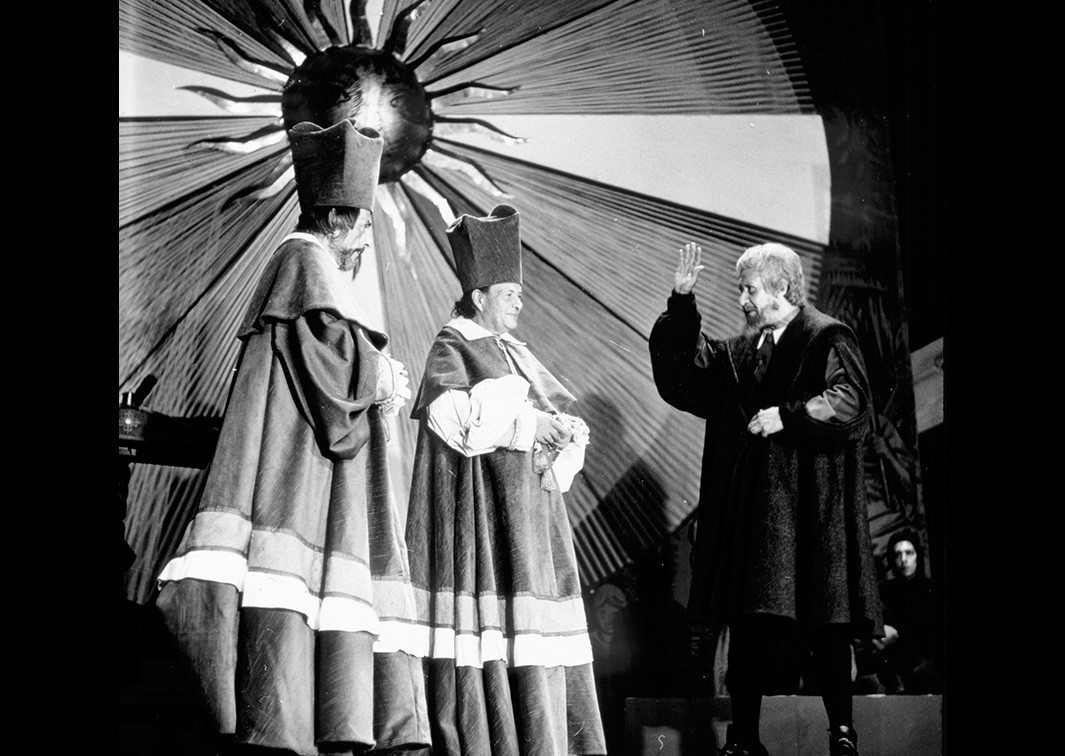 Galileo Galilei, de Bertolt Brecht, por el Grupo Internacional de Teatro (G.I.T.). Fotógrafo: Manuel Martínez Muñoz. Procedencia: CDAEM.