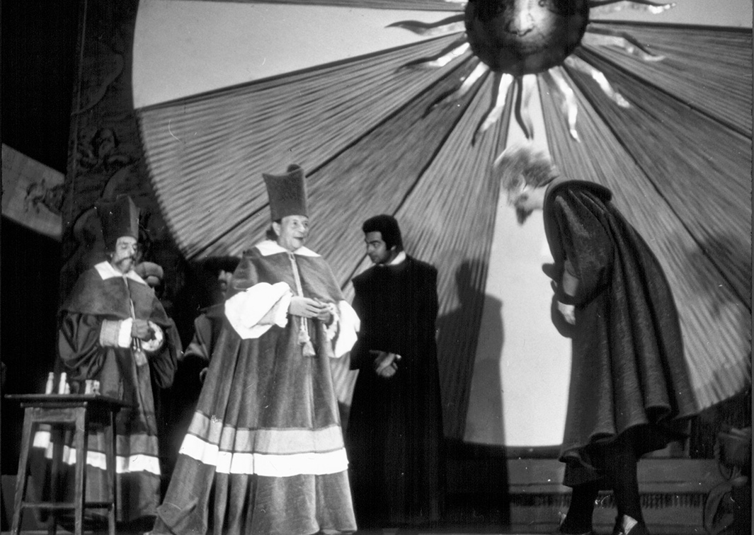 Galileo Galilei, de Bertolt Brecht, por el Grupo Internacional de Teatro (G.I.T.). Fotógrafo: Manuel Martínez Muñoz. Procedencia: CDAEM.