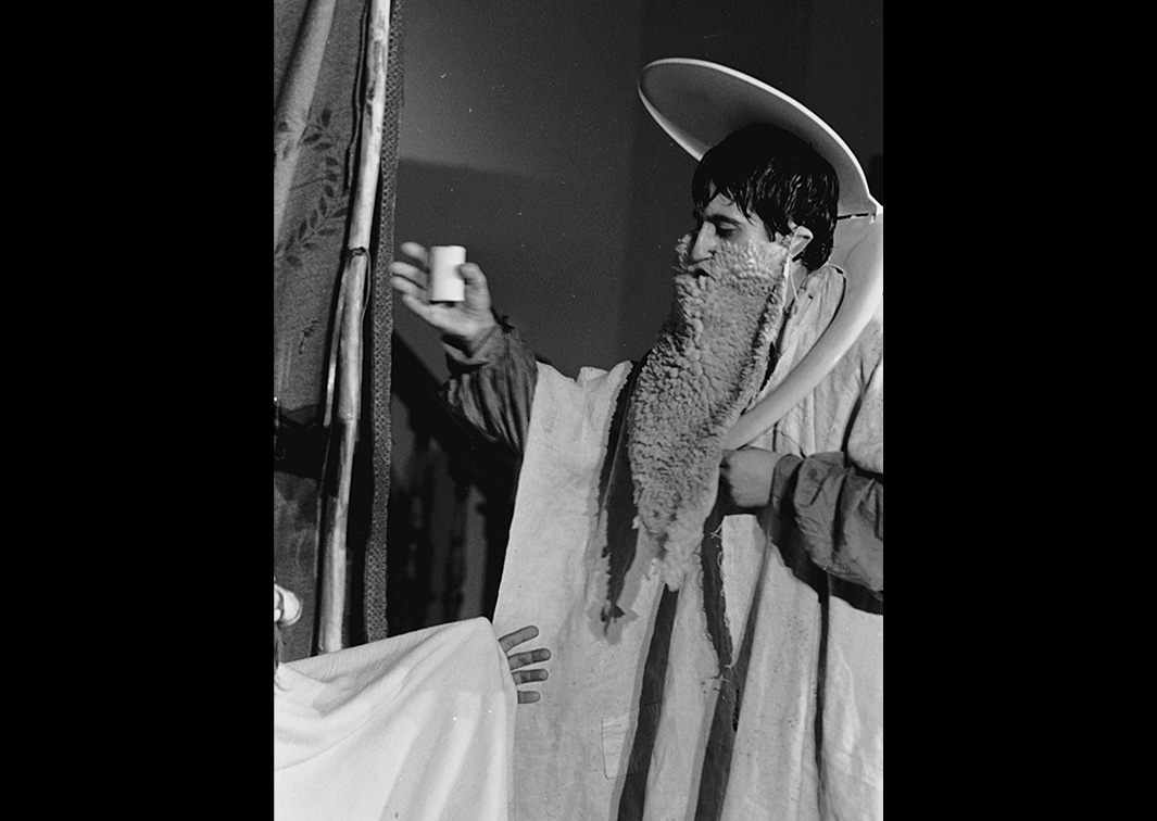 Ñaque o de piojos y actores, de José Sanchis Sinisterra, por Teatro Fronterizo (1980). Fotógrafo: Bielva. Procedencia: CDAEM.