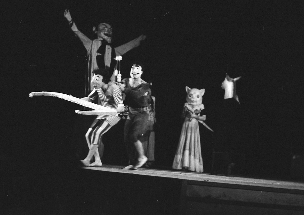 Non Plus Plis, por Els Comediants (1972). Fotógrafo: Beltrán. Procedencia: CDAEM.