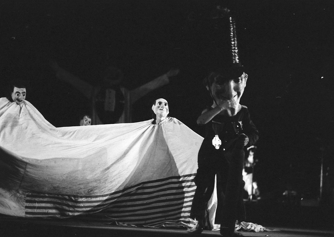 Non Plus Plis, por Els Comediants (1972). Fotógrafo: Beltrán. Procedencia: CDAEM.