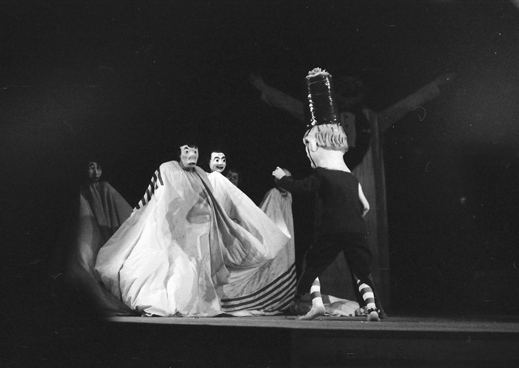 Non Plus Plis, por Els Comediants (1972). Fotógrafo: Beltrán. Procedencia: CDAEM.