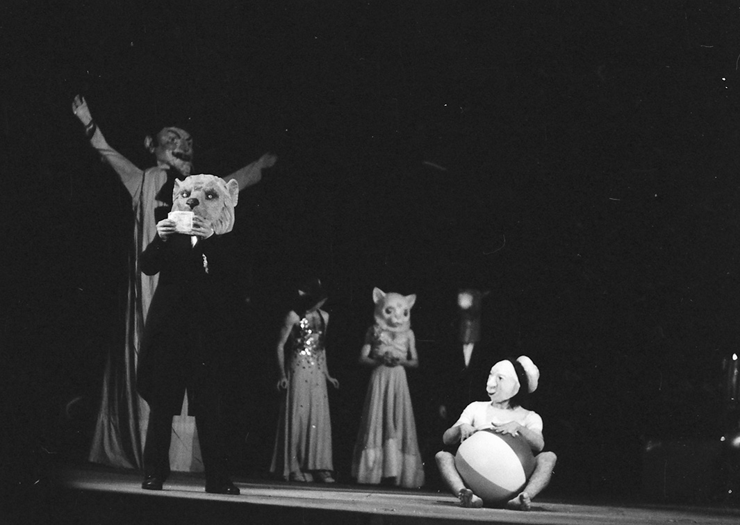 Non Plus Plis, por Els Comediants (1972). Fotógrafo: Beltrán. Procedencia: CDAEM.