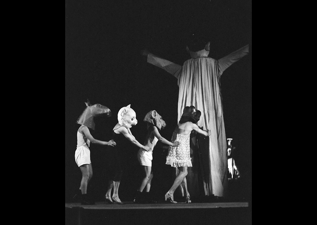Non Plus Plis, por Els Comediants (1972). Fotógrafo: Beltrán. Procedencia: CDAEM.