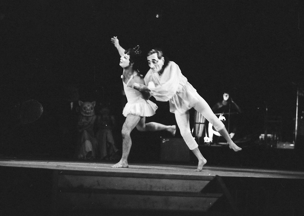 Non Plus Plis, por Els Comediants (1972). Fotógrafo: Beltrán. Procedencia: CDAEM.