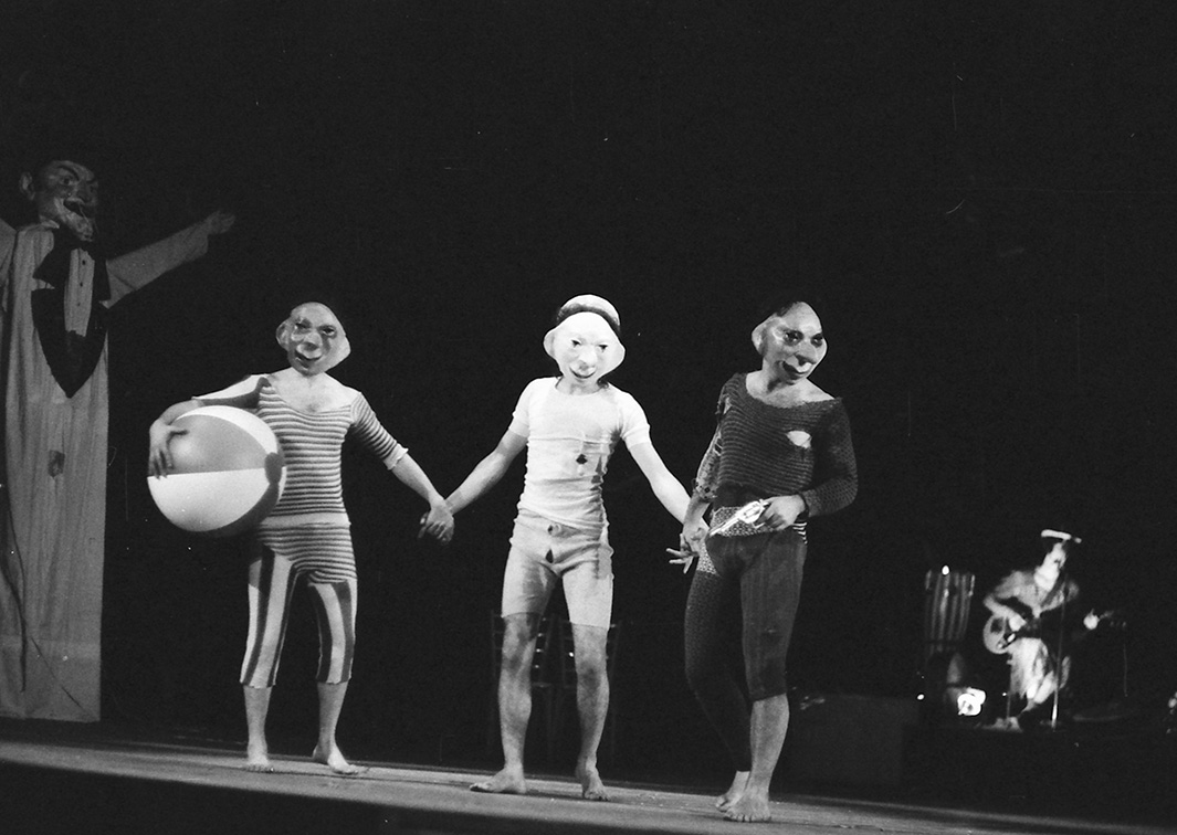 Non Plus Plis, por Els Comediants (1972). Fotógrafo: Beltrán. Procedencia: CDAEM.