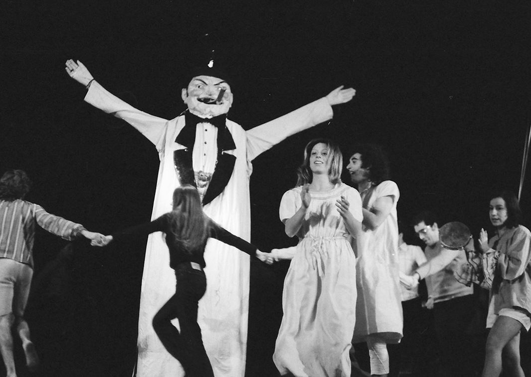Non Plus Plis, por Els Comediants (1972). Fotógrafo: Beltrán. Procedencia: CDAEM.