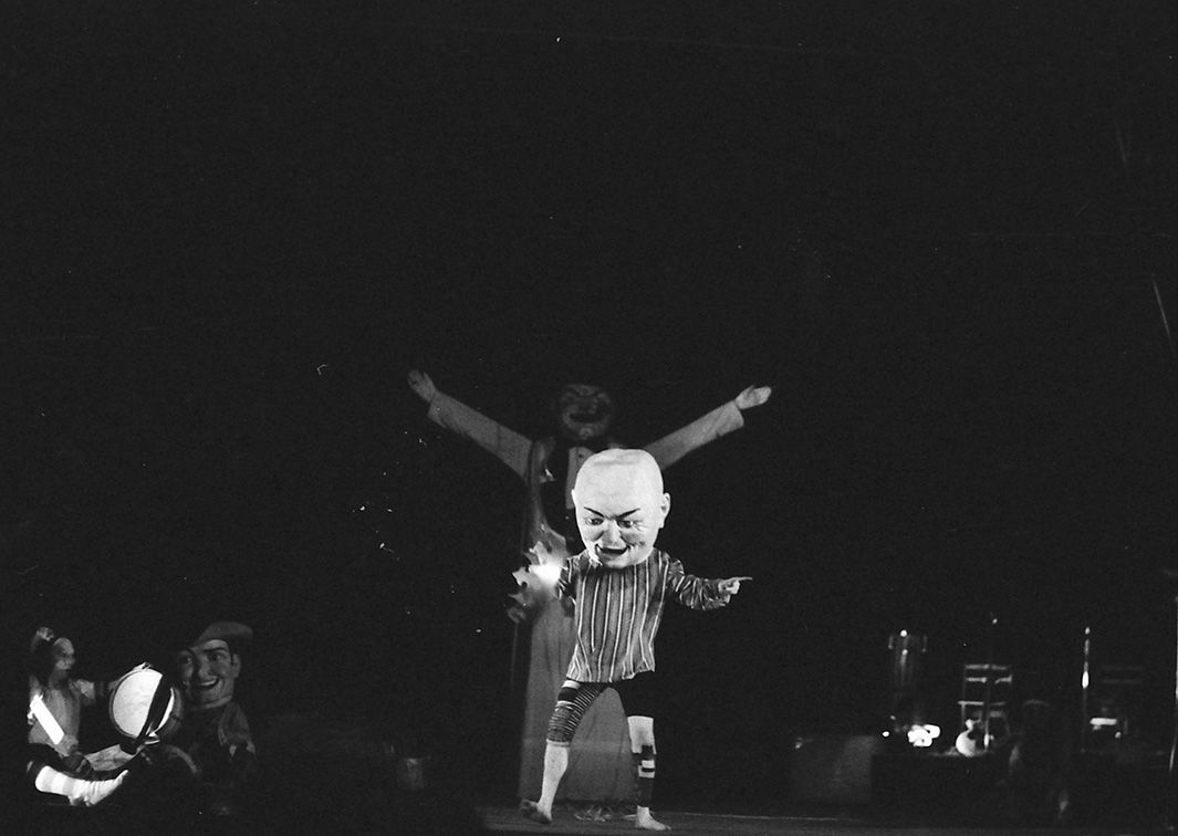 Non Plus Plis, por Els Comediants (1972). Fotógrafo: Beltrán. Procedencia: CDAEM.