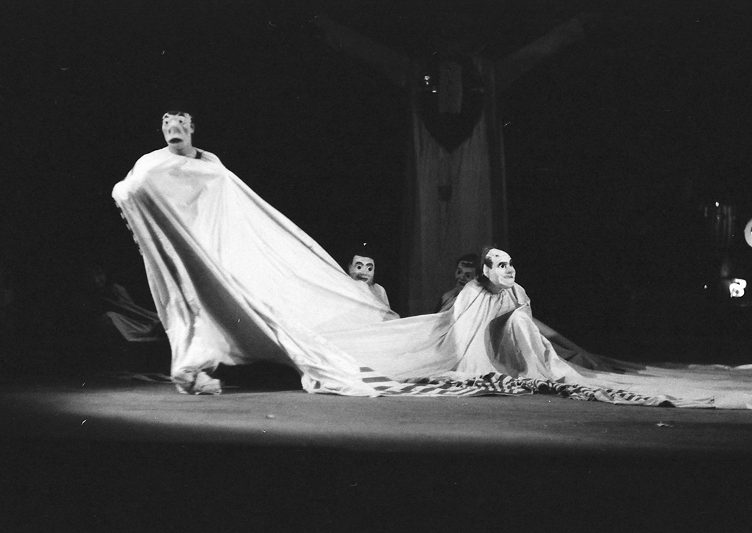 Non Plus Plis, por Els Comediants (1972). Fotógrafo: Beltrán. Procedencia: CDAEM.