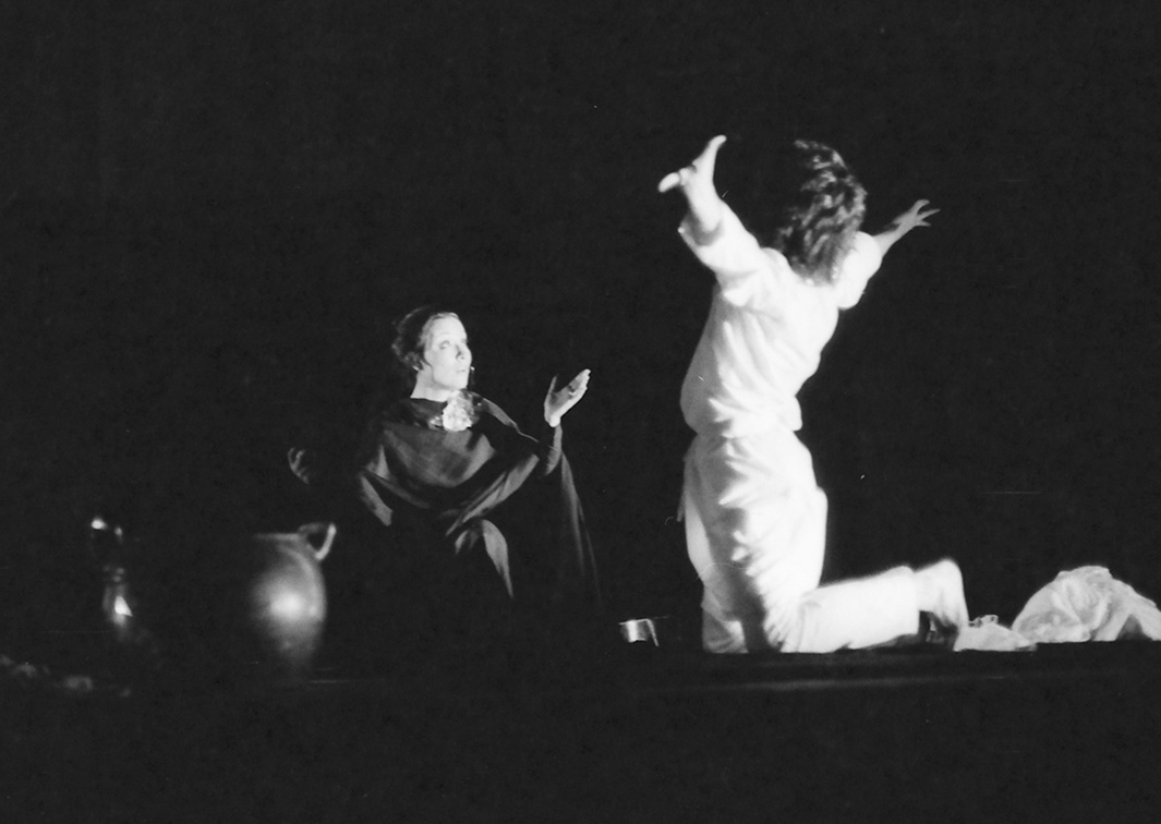 Paraphernalia de la olla podrida, la misericordia y la mucha consolación, de Miguel Romero Esteo, por Ditirambo (1973). Fotógrafo: Beltrán. Procedencia: CDAEM. 