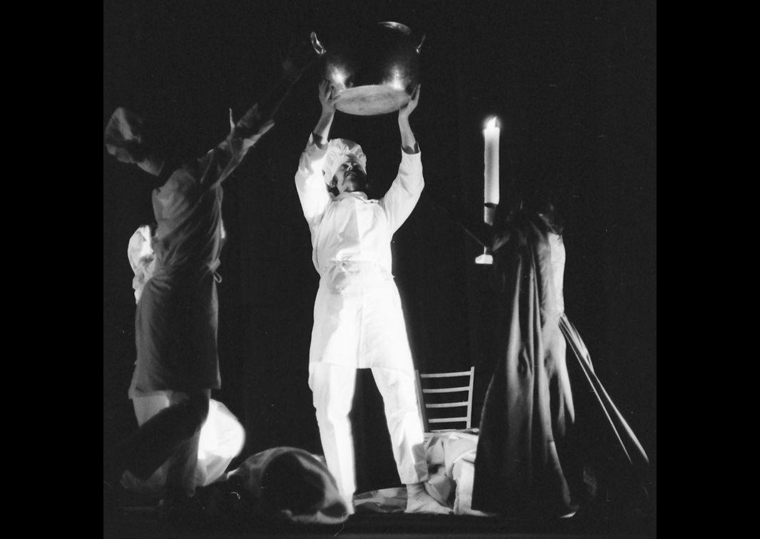 Paraphernalia de la olla podrida, la misericordia y la mucha consolación, de Miguel Romero Esteo, por Ditirambo (1973). Fotógrafo: Beltrán. Procedencia: CDAEM. 
