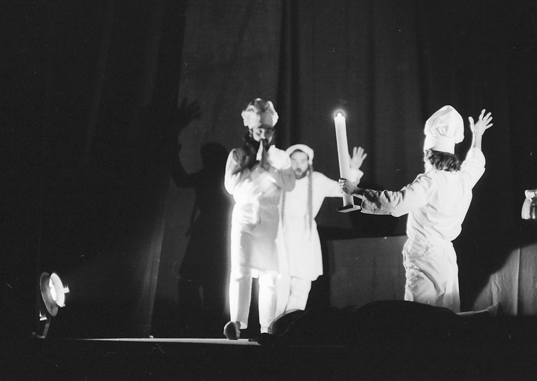 Paraphernalia de la olla podrida, la misericordia y la mucha consolación, de Miguel Romero Esteo, por Ditirambo (1973). Fotógrafo: Beltrán. Procedencia: CDAEM. 