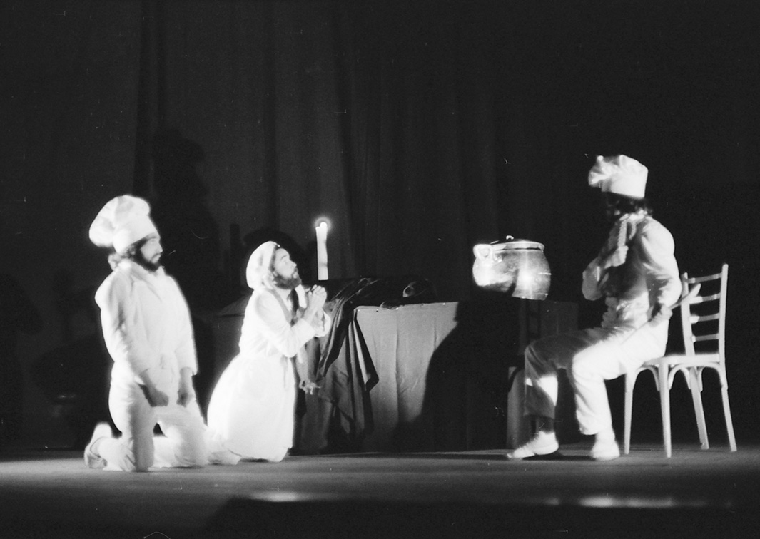 Paraphernalia de la olla podrida, la misericordia y la mucha consolación, de Miguel Romero Esteo, por Ditirambo (1973). Fotógrafo: Beltrán. Procedencia: CDAEM. 