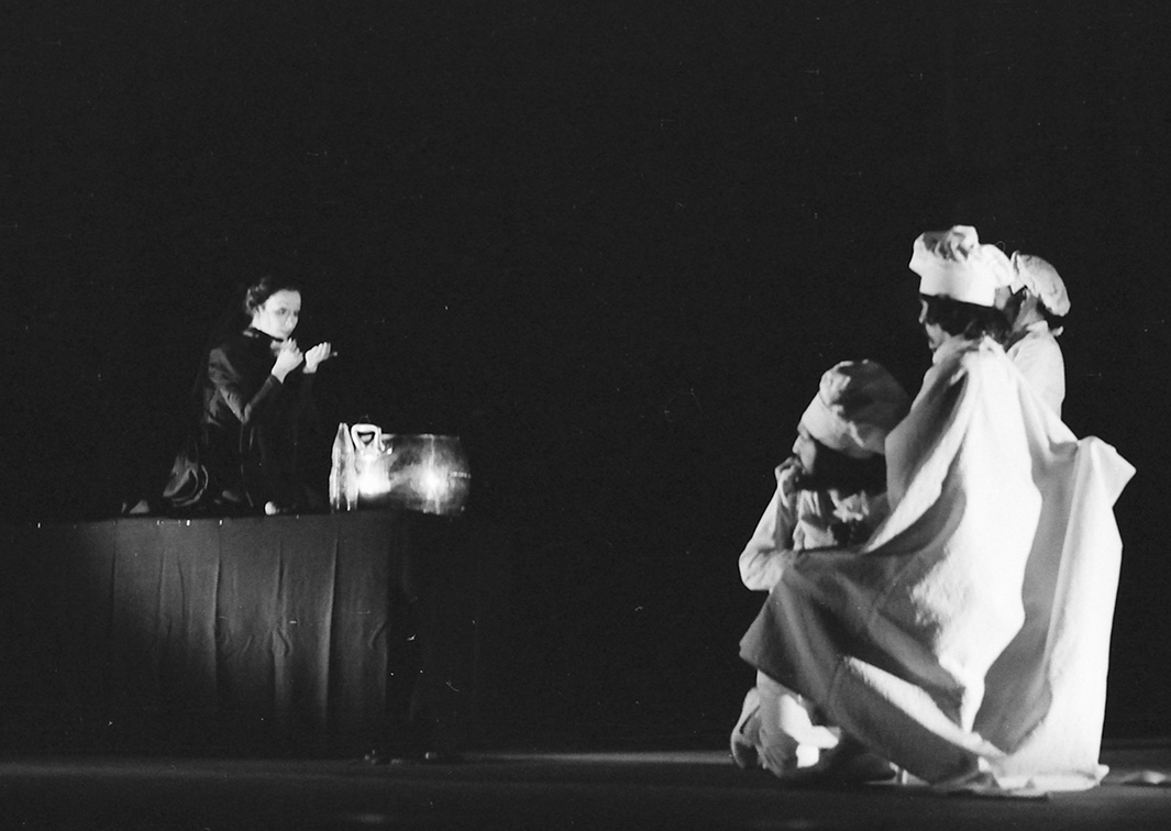 Paraphernalia de la olla podrida, la misericordia y la mucha consolación, de Miguel Romero Esteo, por Ditirambo (1973). Fotógrafo: Beltrán. Procedencia: CDAEM. 
