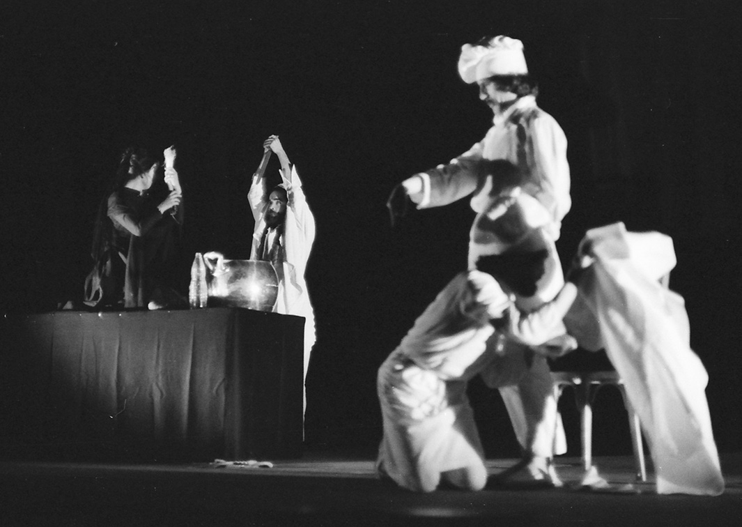 Paraphernalia de la olla podrida, la misericordia y la mucha consolación, de Miguel Romero Esteo, por Ditirambo (1973). Fotógrafo: Beltrán. Procedencia: CDAEM. 