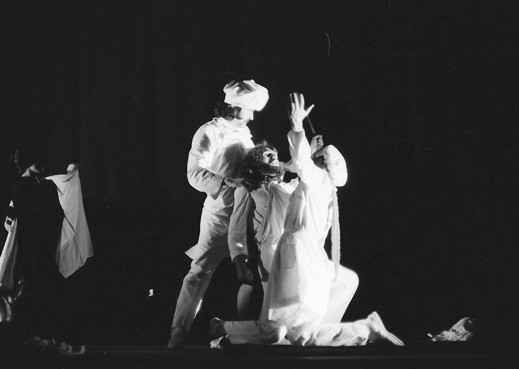 Paraphernalia de la olla podrida, la misericordia y la mucha consolación, de Miguel Romero Esteo, por Ditirambo (1973). Fotógrafo: Beltrán. Procedencia: CDAEM. 