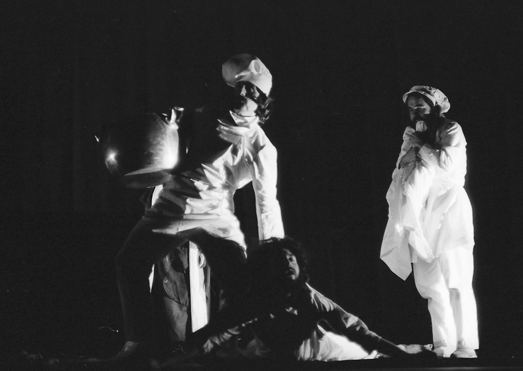 Paraphernalia de la olla podrida, la misericordia y la mucha consolación, de Miguel Romero Esteo, por Ditirambo (1973). Fotógrafo: Beltrán. Procedencia: CDAEM. 