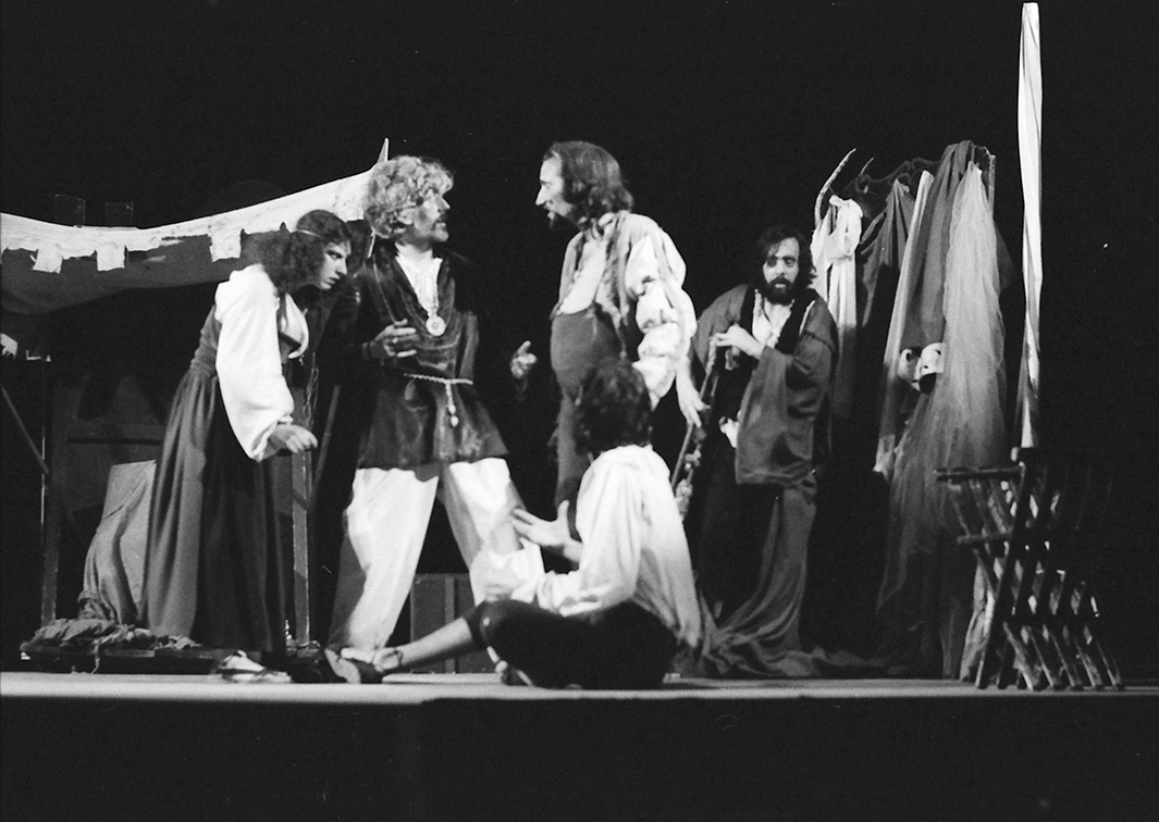 ¡Viva el duque, nuestro dueño!, de José Luis Alonso de Santos, por Teatro Libre (1975). Fotógrafo: Beltrán. Procedencia: CDAEM.