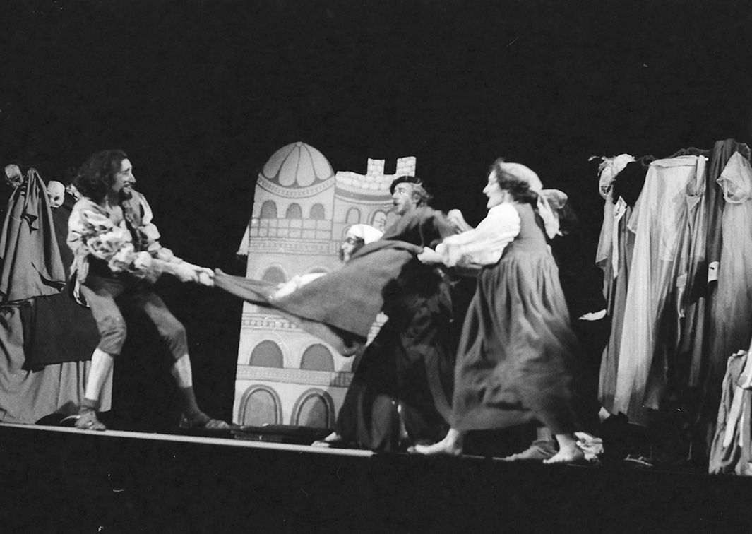 ¡Viva el Duque, nuestro dueño!, de José Luis Alonso de Santos, por Teatro Libre (1975). Fotógrafo: Beltrán. Procedencia: CDAEM.