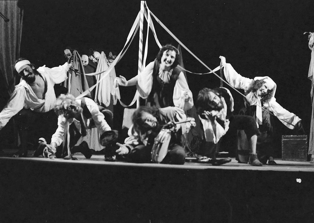 ¡Viva el Duque, nuestro dueño!, de José Luis Alonso de Santos, por Teatro Libre (1975). Fotógrafo: Beltrán. Procedencia: CDAEM.
