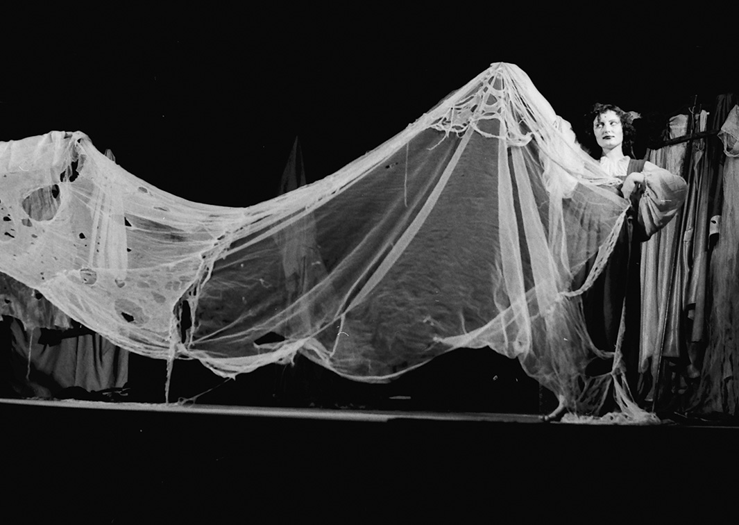 ¡Viva el Duque, nuestro dueño!, de José Luis Alonso de Santos, por Teatro Libre (1975). Fotógrafo: Beltrán. Procedencia: CDAEM.