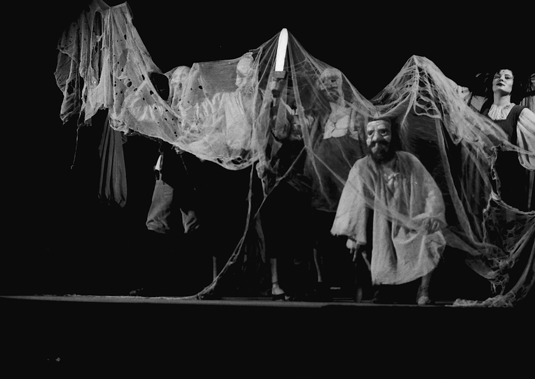 ¡Viva el Duque, nuestro dueño!, de José Luis Alonso de Santos, por Teatro Libre (1975). Fotógrafo: Beltrán. Procedencia: CDAEM.