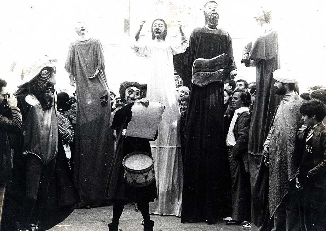 Antroido na rua (1978). (Procedencia: https://www.robertovidalbolano.org/).
