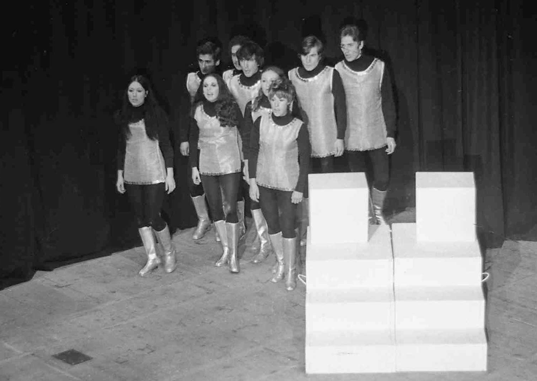 Cátaro. Cátaro-Colón. Versos de arte menor por un varón ilustre, de Alberto Miralles. Teatro Romea de Barcelona, 1969. Fotografía: Pau Barceló. Procedencia: CDiMAE.