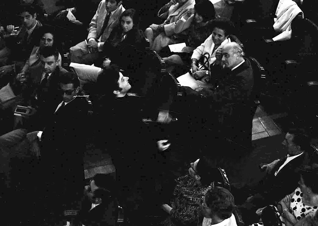 Público del espectáculo Cátaro-Colón. Versos de arte menor por un varón ilustre, de Alberto Miralles, por el grupo Cátaro. Teatro Romea de Barcelona, 1969. Fotografía: Pau Barceló. Procedencia: CDiMAE.