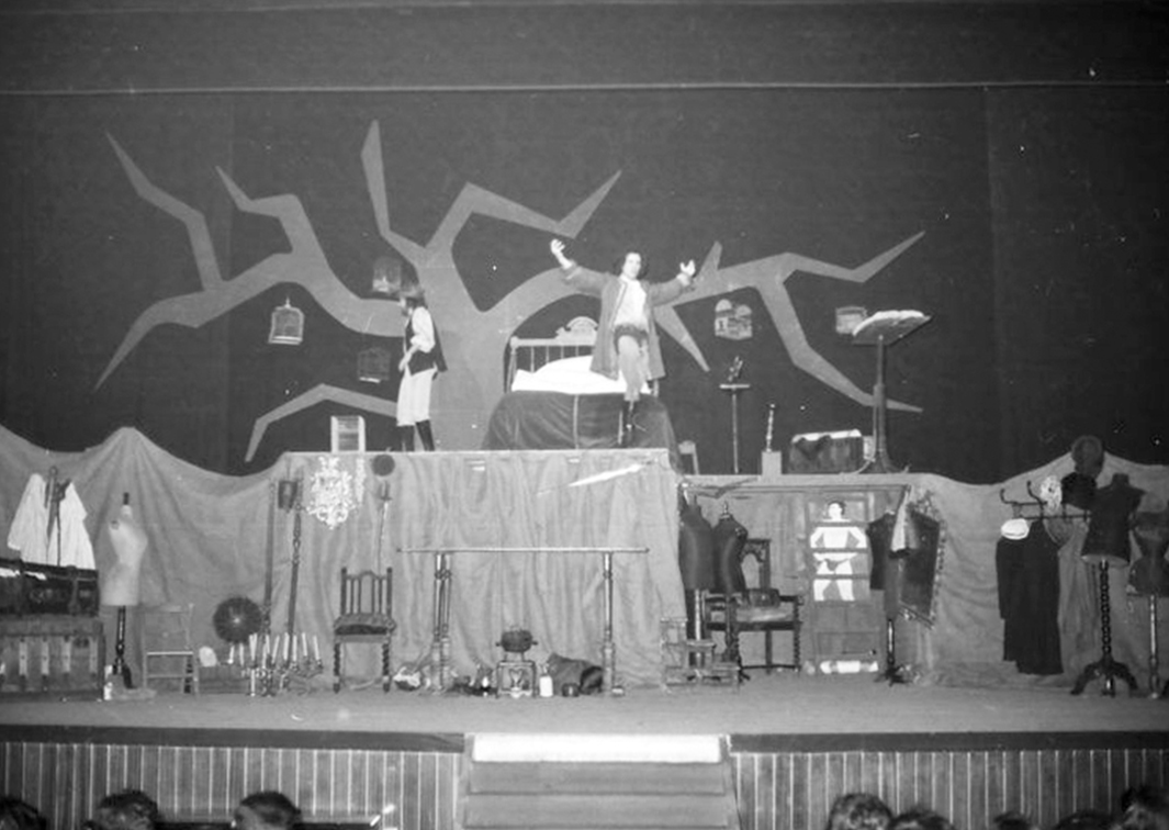 Aula de Teatro de la Universidad de Valladolid. El desván de los machos y el sótano de las hembras, de Luis Riaza (1976). Fotógrafo: Beltrán. Procedencia: CDAEM.