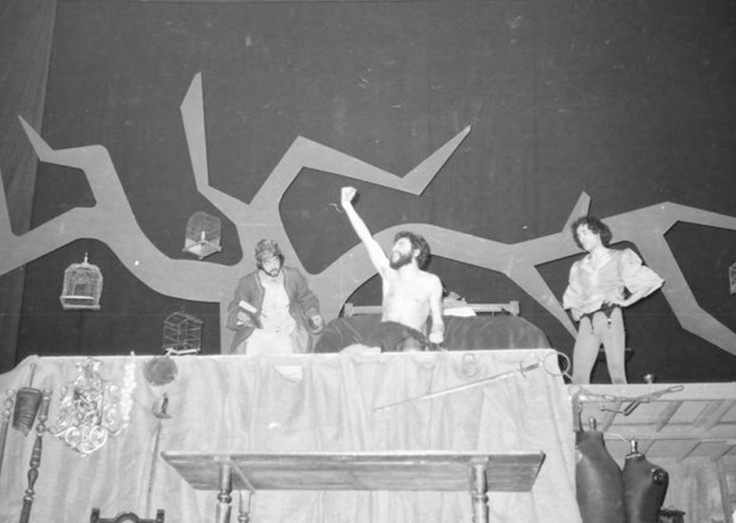 Aula de Teatro de la Universidad de Valladolid. El desván de los machos y el sótano de las hembras, de Luis Riaza (1976). Fotógrafo: Beltrán. Procedencia: CDAEM.