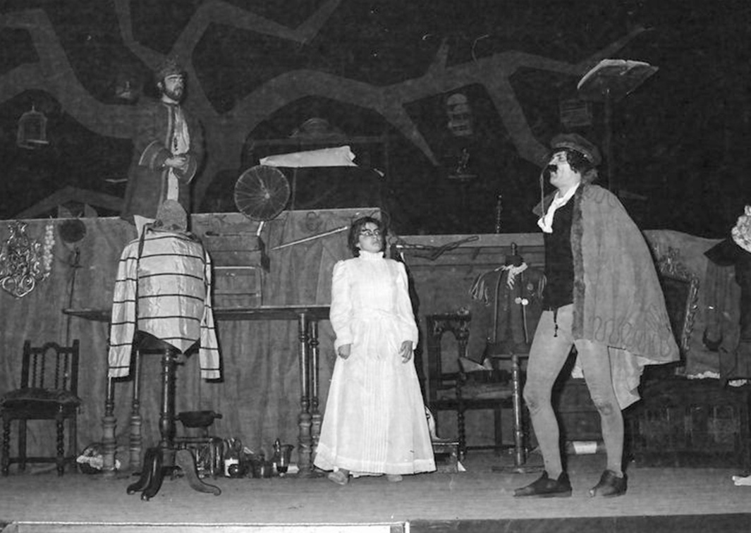 Aula de Teatro de la Universidad de Valladolid. El desván de los machos y el sótano de las hembras, de Luis Riaza (1976). Fotógrafo: Beltrán. Procedencia: CDAEM.