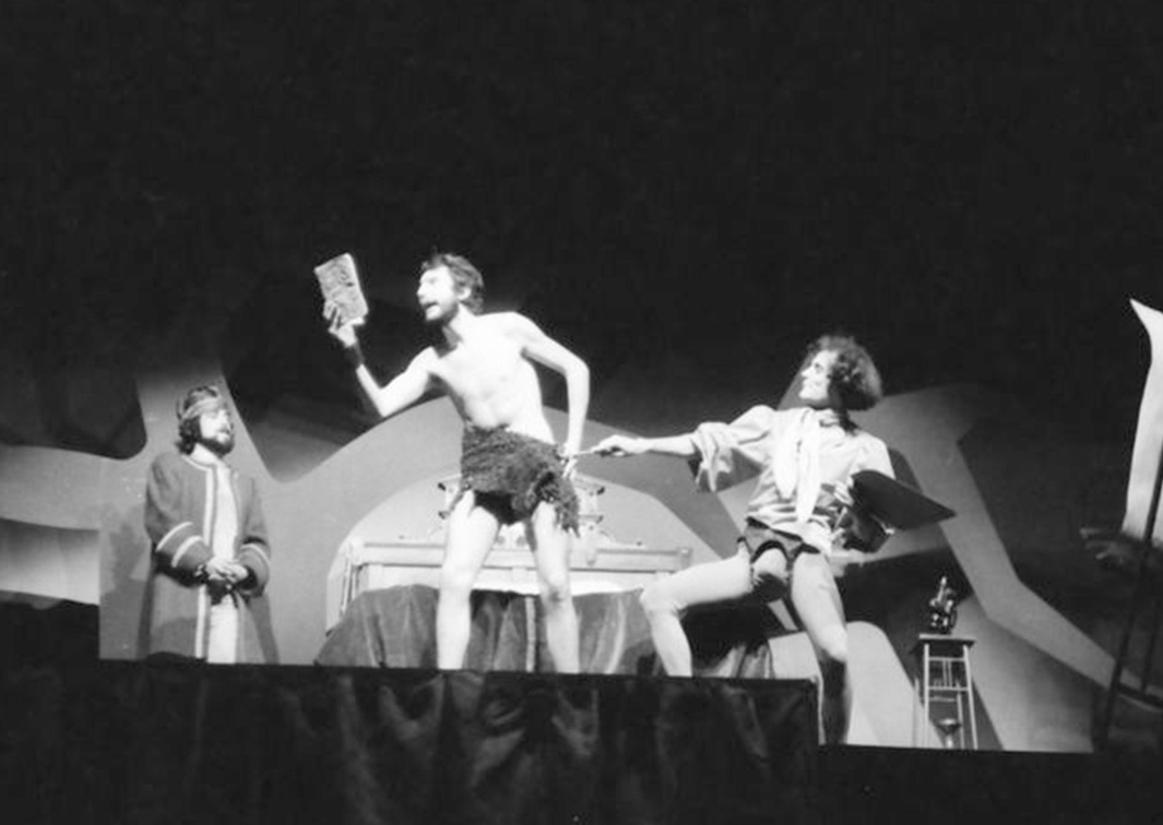 Aula de Teatro de la Universidad de Valladolid. El desván de los machos y el sótano de las hembras, de Luis Riaza (1976). Fotógrafo: Beltrán. Procedencia: CDAEM.