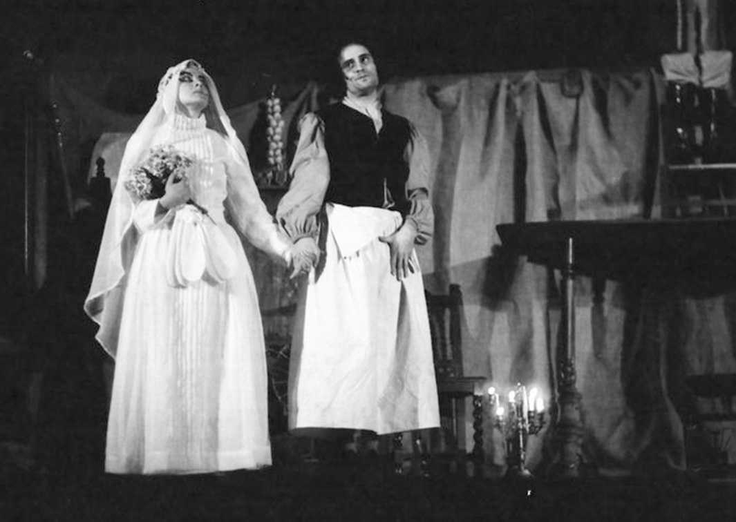 Aula de Teatro de la Universidad de Valladolid. El desván de los machos y el sótano de las hembras, de Luis Riaza (1976). Fotógrafo: Beltrán. Procedencia: CDAEM.