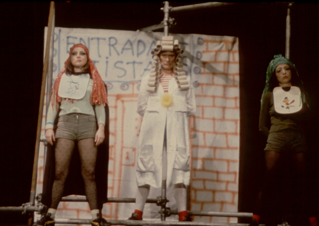 Ensayo Uno en venta. Los quince reales, de Jaime Carballo (1975). Fotógrafo: Demetrio Enrique. Procedencia: CDAEM.