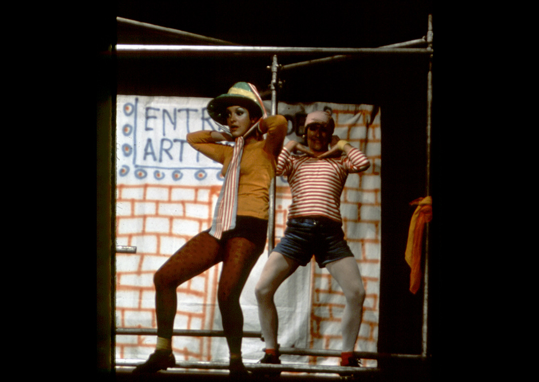 Ensayo Uno en venta. Los quince reales, de Jaime Carballo (1975). Fotógrafo: Demetrio Enrique. Procedencia: CDAEM.