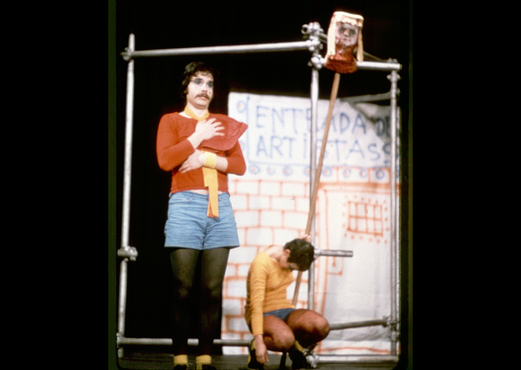 Ensayo Uno en venta. Los quince reales, de Jaime Carballo (1975). Fotógrafo: Demetrio Enrique. Procedencia: CDAEM.