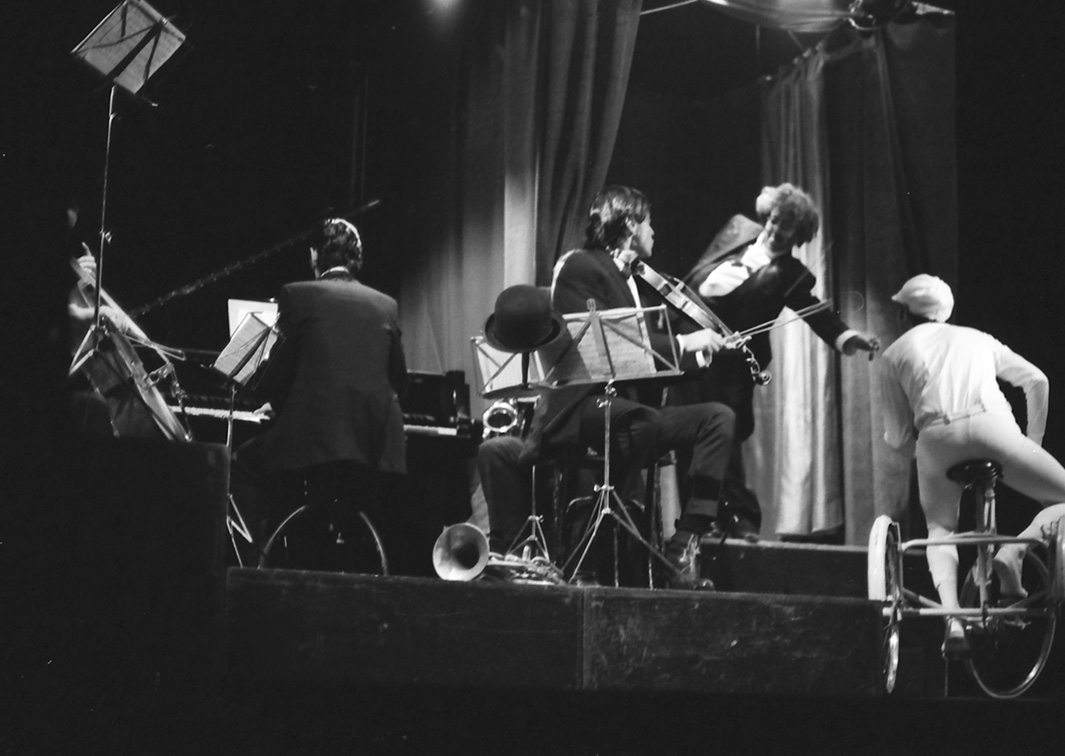 Esperpento de Sevilla. Usted tiene otra visión del mundo. Programa de mano de su representación en la Sala San Hermenegildo de Sevilla (1976). Procedencia: CDAEM.