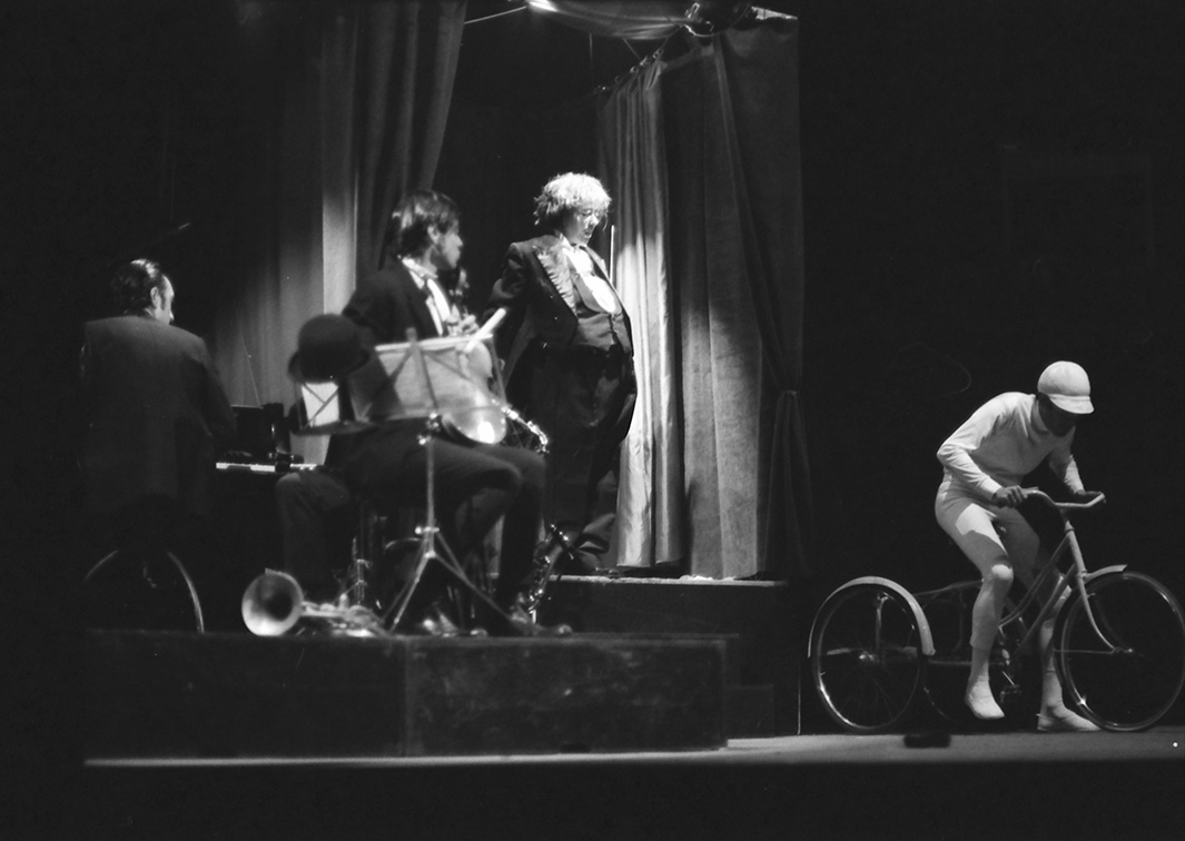 Esperpento de Sevilla. Usted tiene otra visión del mundo. Programa de mano de su representación en la Sala San Hermenegildo de Sevilla (1976). Procedencia: CDAEM.